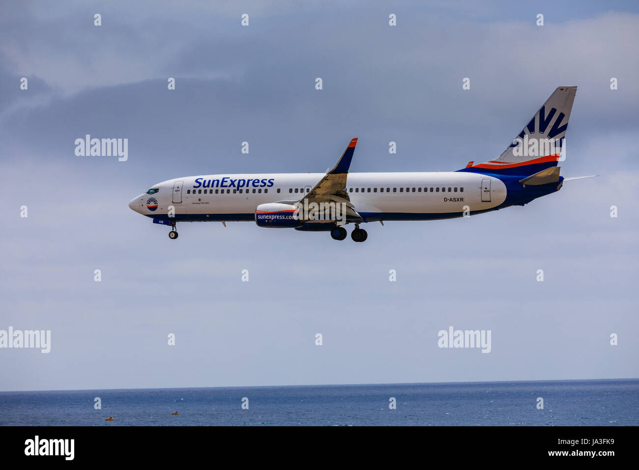 ARECIFE, Spagna - Aprile 15 2017: Boeing 737 - 800 di SunExpress con la registrazione D-ASXR in atterraggio a Lanzarote Airport Foto Stock