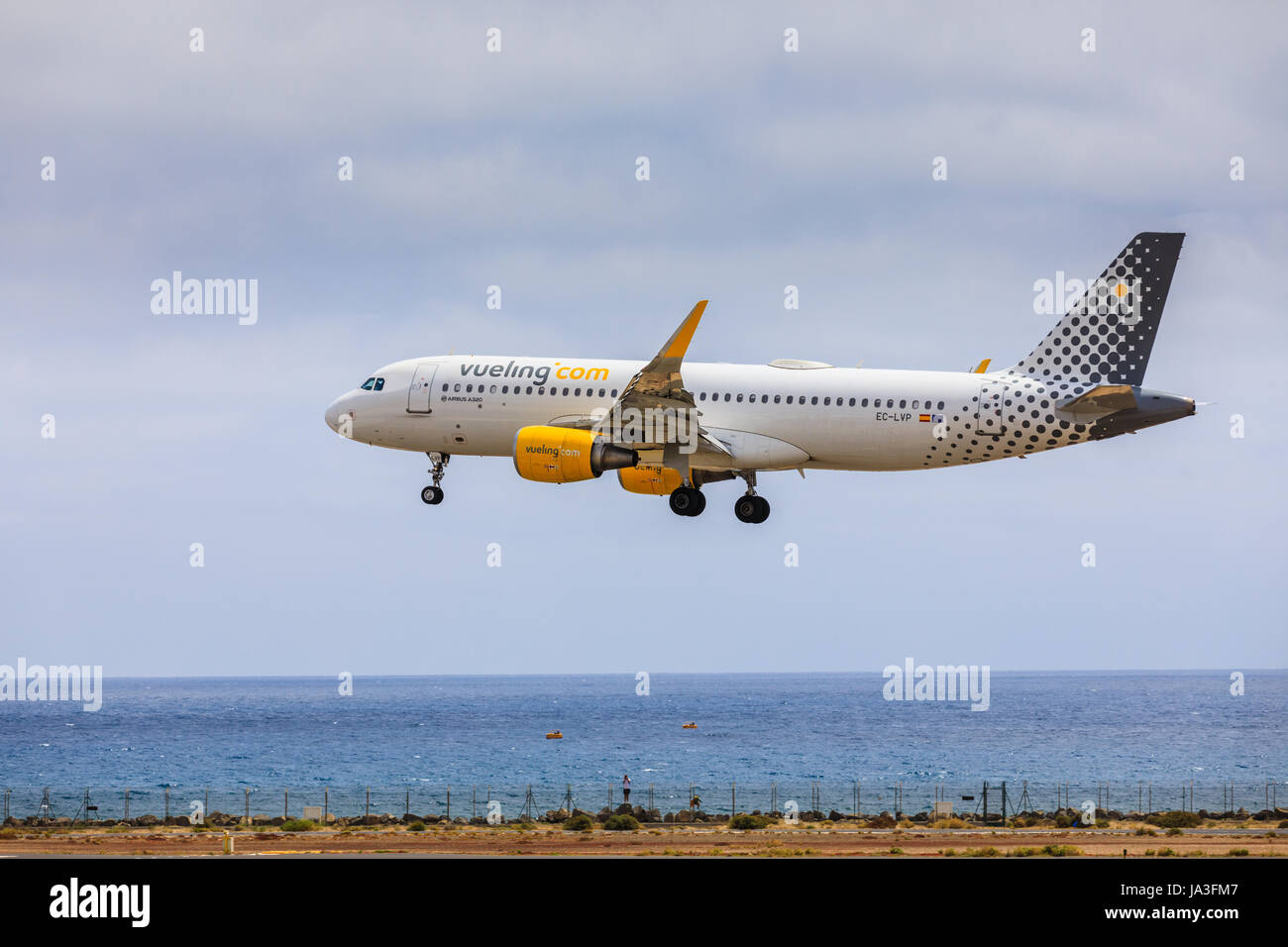 ARECIFE, Spagna - Aprile 15 2017: Airbus A320 di vueling.com con la registrazione CE-LVP in atterraggio a Lanzarote Airport Foto Stock