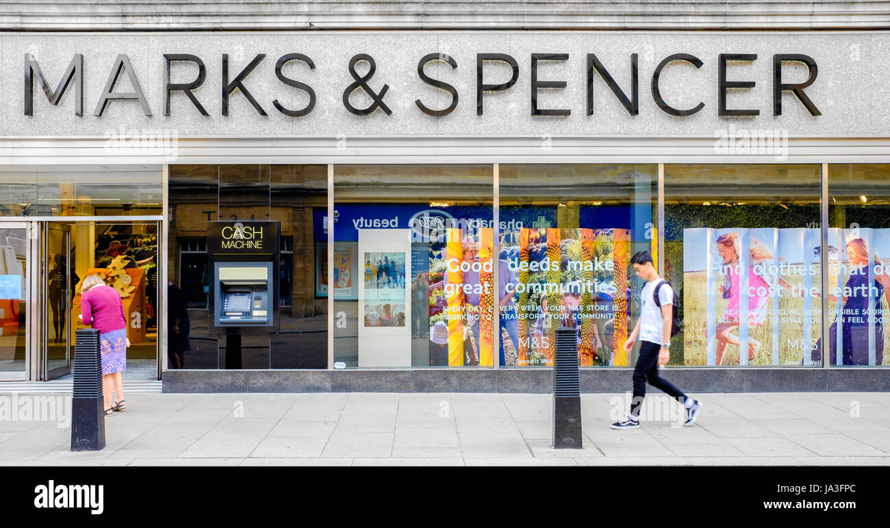 I passanti al di fuori della parte anteriore di un Marks & Spencer shop, piazza del mercato, Cambridge, Inghilterra. Foto Stock