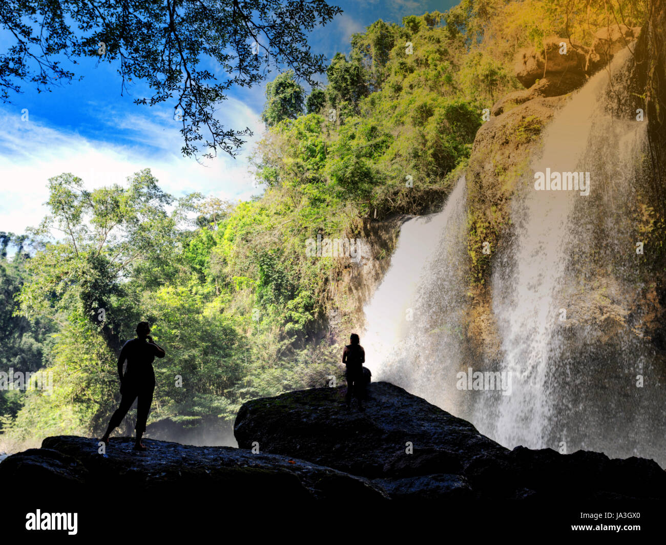 Traveler in piedi a cascata in deep forest al Parco Nazionale Khao Yai, Thailandia Foto Stock