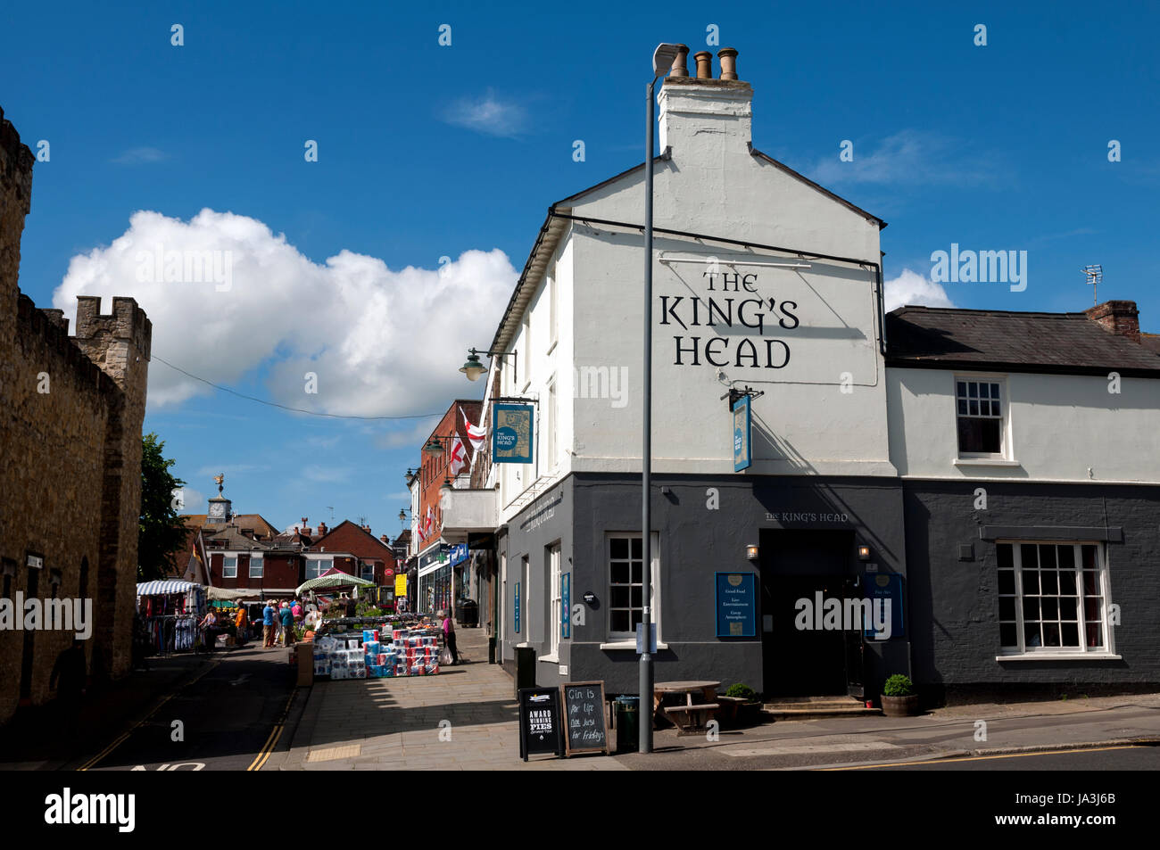 La King's Head pub e la Collina di Mercato, Buckingham, Buckinghamshire, Inghilterra, Regno Unito Foto Stock