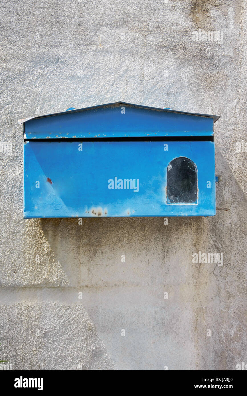 Cassetta postale blu anteriore del vecchio muro di cemento di casa Foto Stock