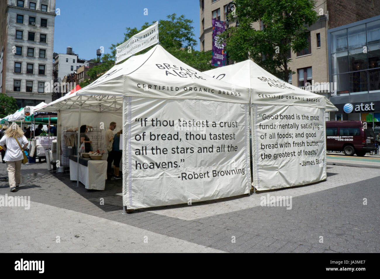 Il solo pane stand presso la Union Square Green Market con le citazioni da Robert Browning e James Beard sul loro tende. Foto Stock