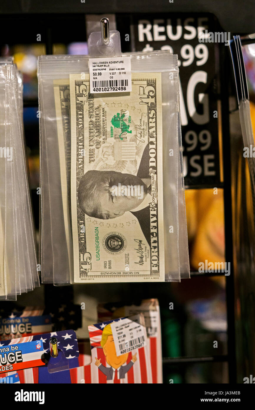 Fake denaro con le foto del presidente Donald Trump in vendita presso l'avventura di Halloween nel Greenwich Village di New York City Foto Stock