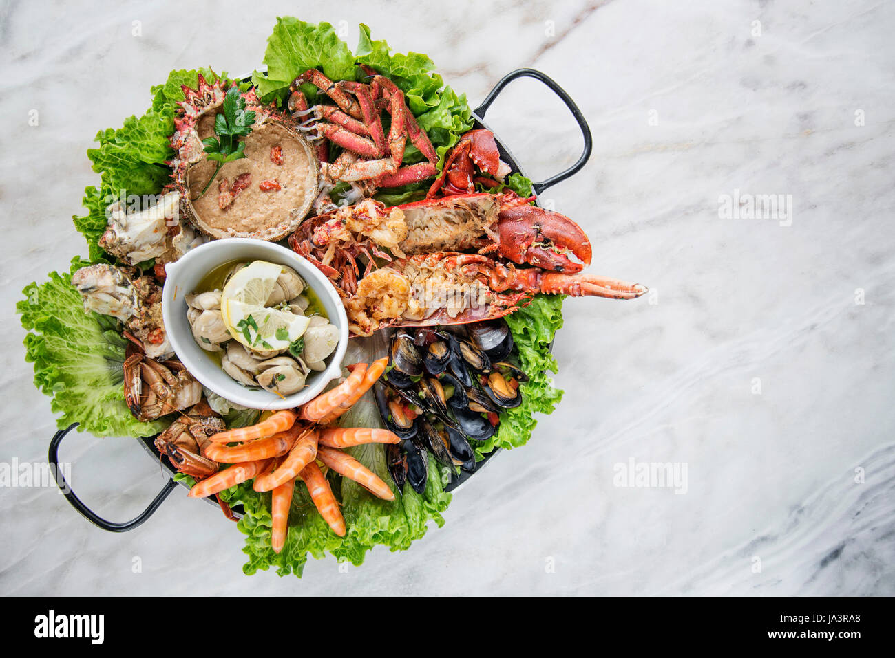 Miscelati freschi frutti di mare portoghese selezione set gourmet platter pasto sul tavolo Foto Stock