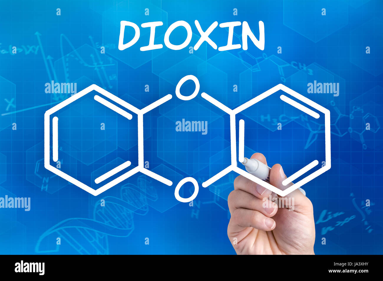 Mano con una matita disegna chimica formula strutturale della diossina Foto Stock