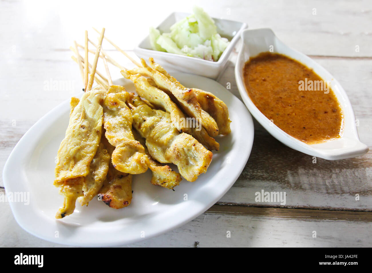 Carne di maiale alla griglia satay con salsa di arachidi, cibo tailandese Foto Stock