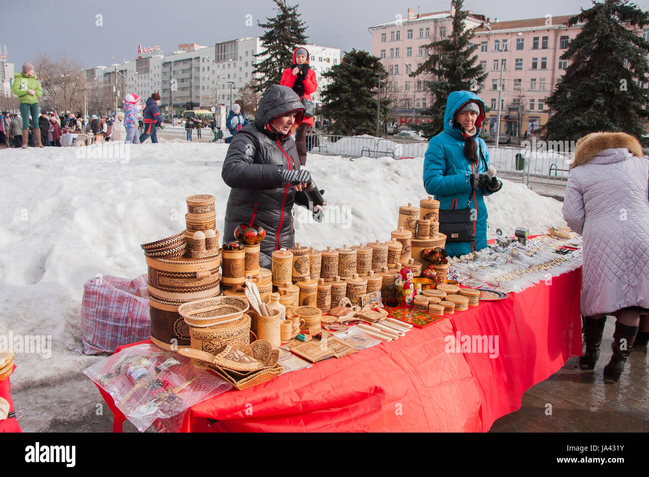 PERM, Russia - 13 Marzo 2016: Commercio di contatori con rivestimenti di legno decorativo su la celebrazione del carnevale Foto Stock
