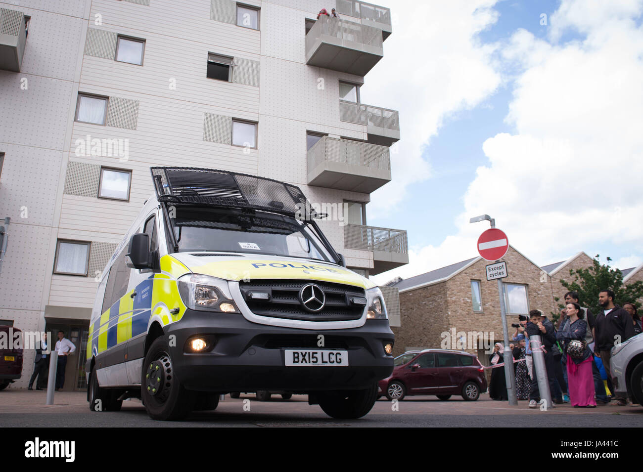 Attività di polizia a Barking, East London, dopo l'ultima notte di attentato terroristico a London Bridge. Foto Stock