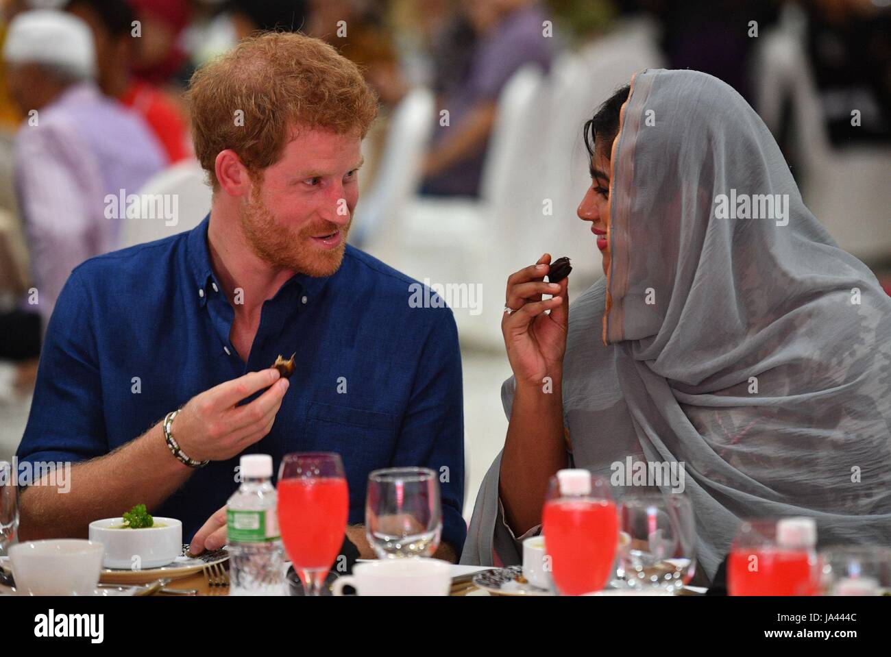 Il principe Harry si siede per iftar, rottura del digiuno durante il Ramadan al Jamiyah Education Centre in Singapore. Foto Stock