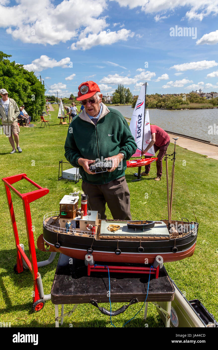 Membri del modello BRIGHTLINGSEA BOAT CLUB la preparazione e la vela il loro mestiere Foto Stock