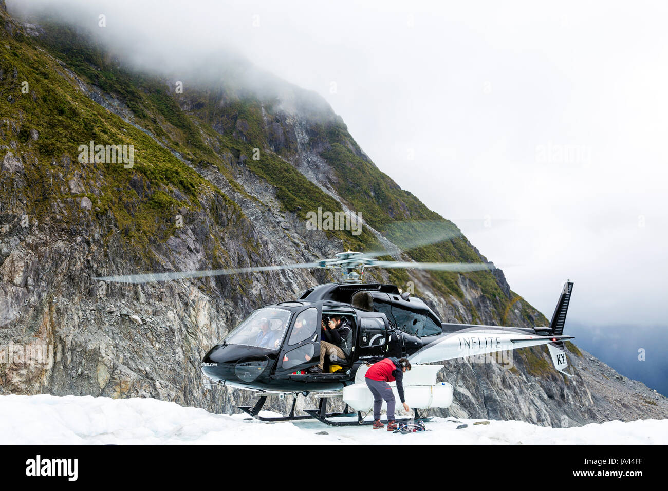 Elicottero far cadere fuori le persone su un ghiacciaio (Fox Glacier, Isola del Sud, Nuova Zelanda) Foto Stock