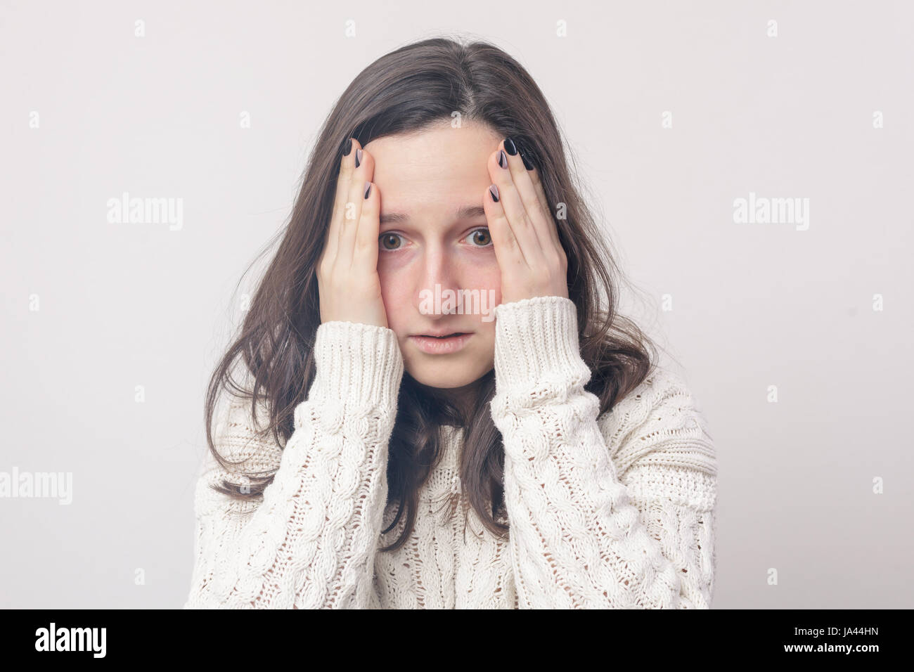 Ragazza confusa afferrando le mani di testa. Arrivando con la soluzione del problema Foto Stock