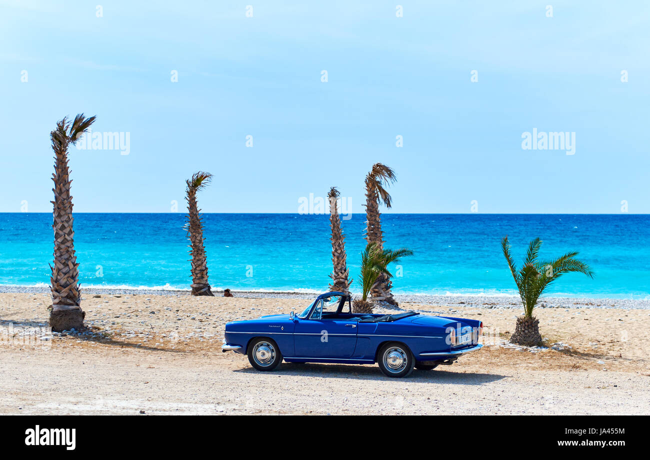 Villajoyosa, Spagna - 28 Maggio 2017: Renault Caravelle o Renault Floride auto sulla spiaggia tropicale. Si tratta di una vettura sportiva che è stata prodotta dalla francese Foto Stock