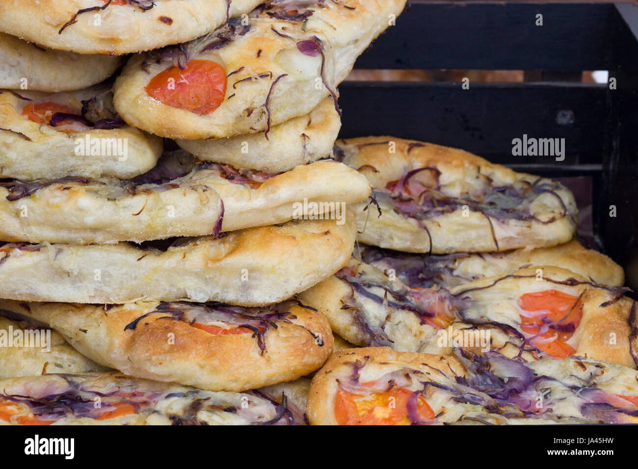 Il pomodoro focaccia pane per la vendita su un mercato in stallo Foto Stock