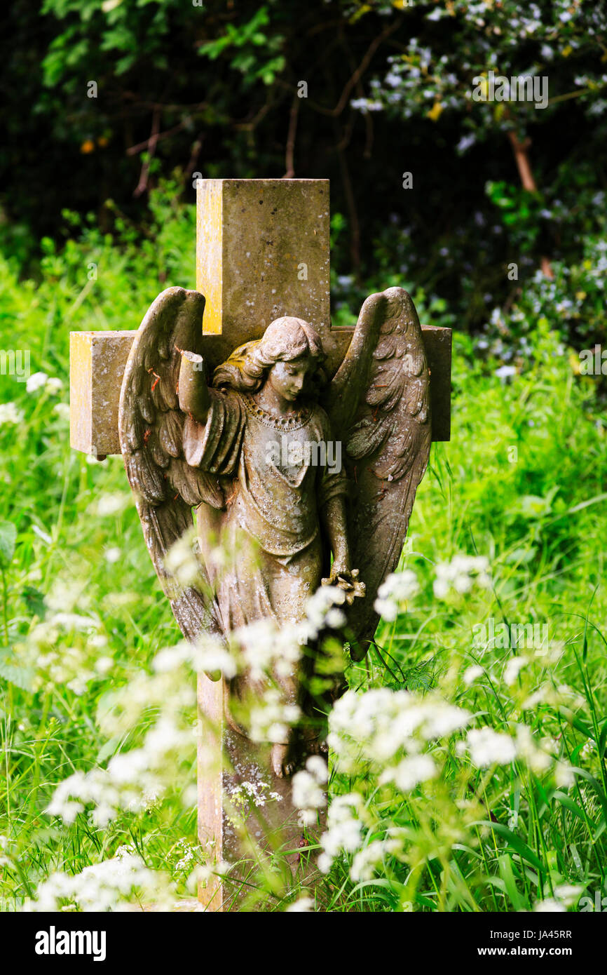 Angelo pietra tombale, San Pietro e la chiesa di St Paul, Burgh Castle, Norfolk, Inghilterra Foto Stock