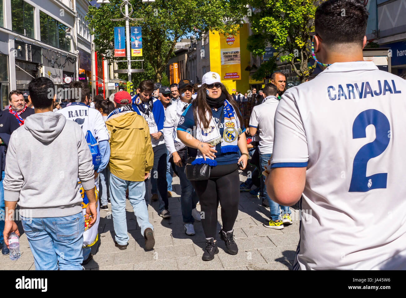 Sostenitori e sunshine, Cardiff, la finale di Champions League 2017 Foto Stock