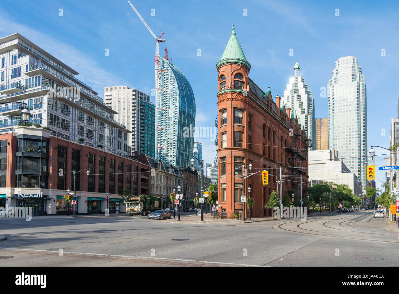 Toronto, Canada - 2 Agosto 2015: vista dell'edificio Gooderham (il Flatiron Building) nel centro cittadino di Toronto, con alcuni edifici moderni e grattacielo Foto Stock