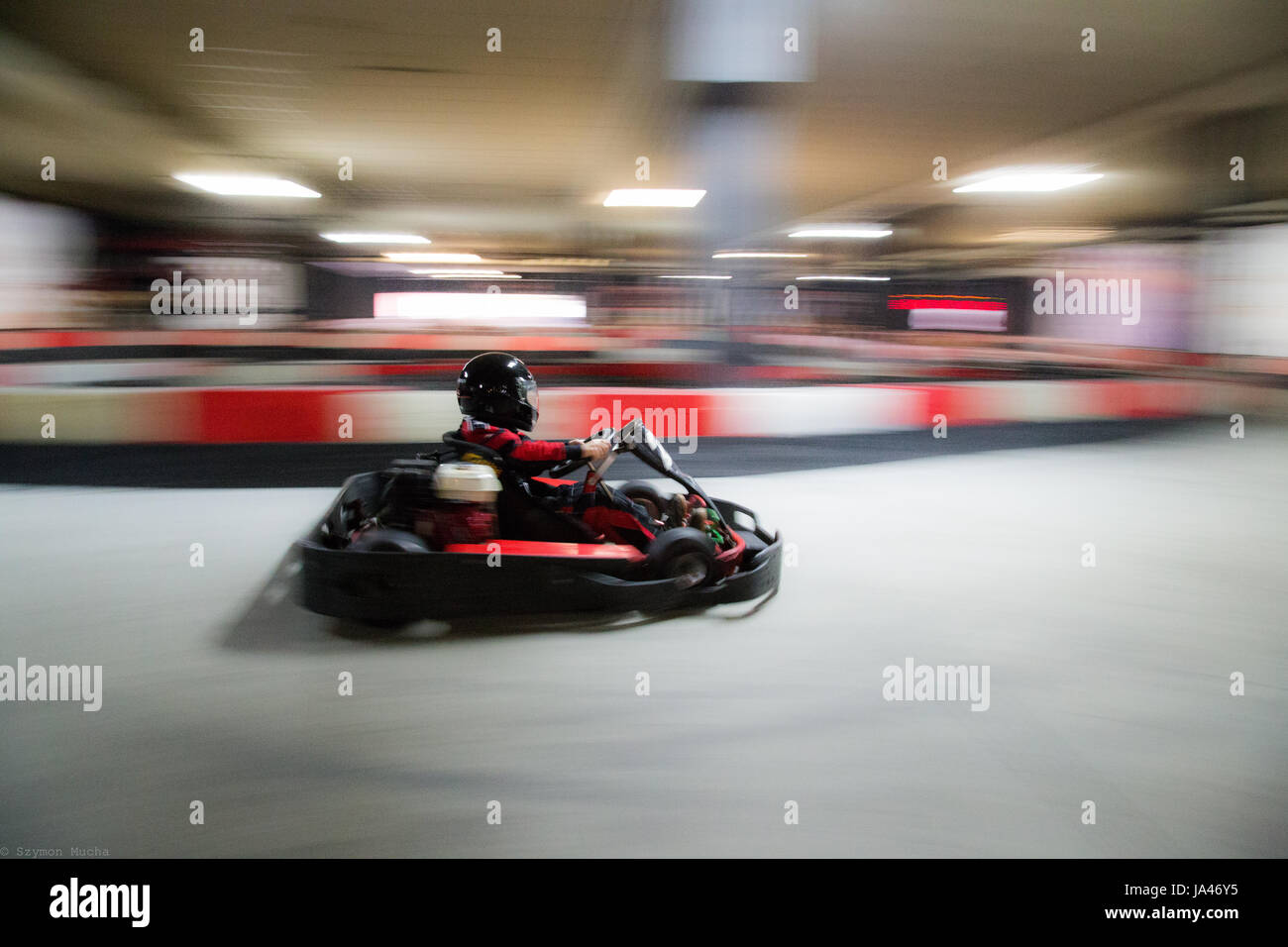 La velocità del carrello blur, un ragazzo avendo divertimento - guida veloce, corse, accelerando. Foto Stock