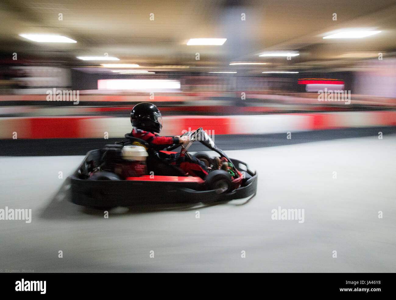 La velocità del carrello blur, un ragazzo avendo divertimento - guida veloce, corse, accelerando. Foto Stock