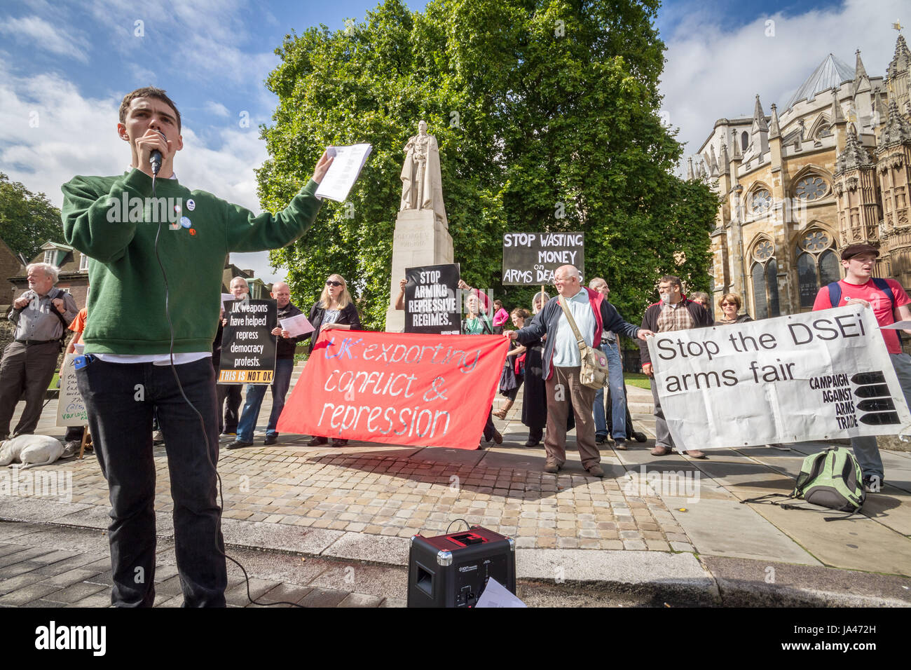 Fermare i bracci fiera. Anti-guerra di manifestanti fuori gli edifici del Parlamento europeo a Londra, Regno Unito. Foto Stock