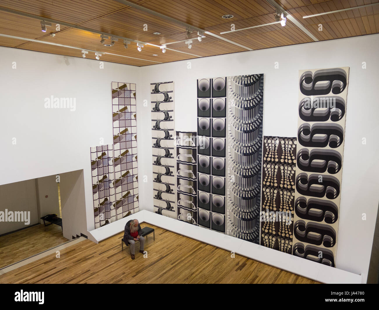 Il vecchio uomo seduto su un banco di lavoro in galleria d'arte Foto Stock
