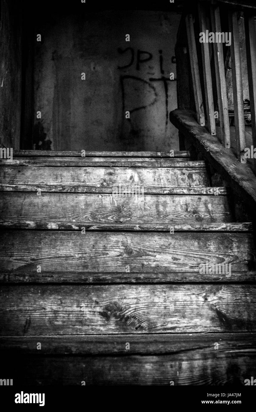Vecchie scale di legno, la scala - abondoned house di Piotrkow Trybunalski, cupo, scuro, misterioso. Foto Stock