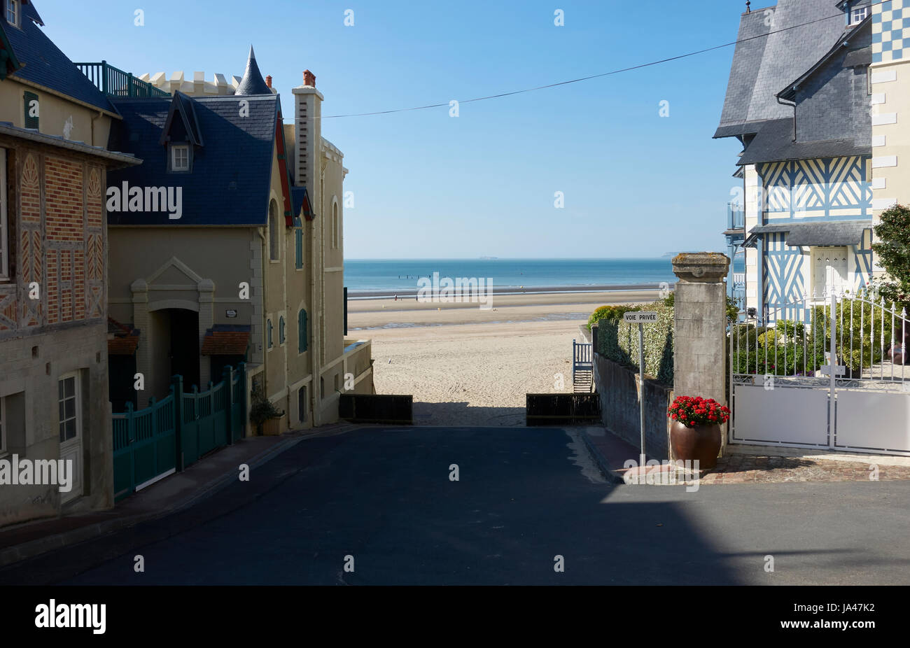 Trouville town, la vista di una piccola strada di fronte la spiaggia e il mare, Normandia, Francia Foto Stock