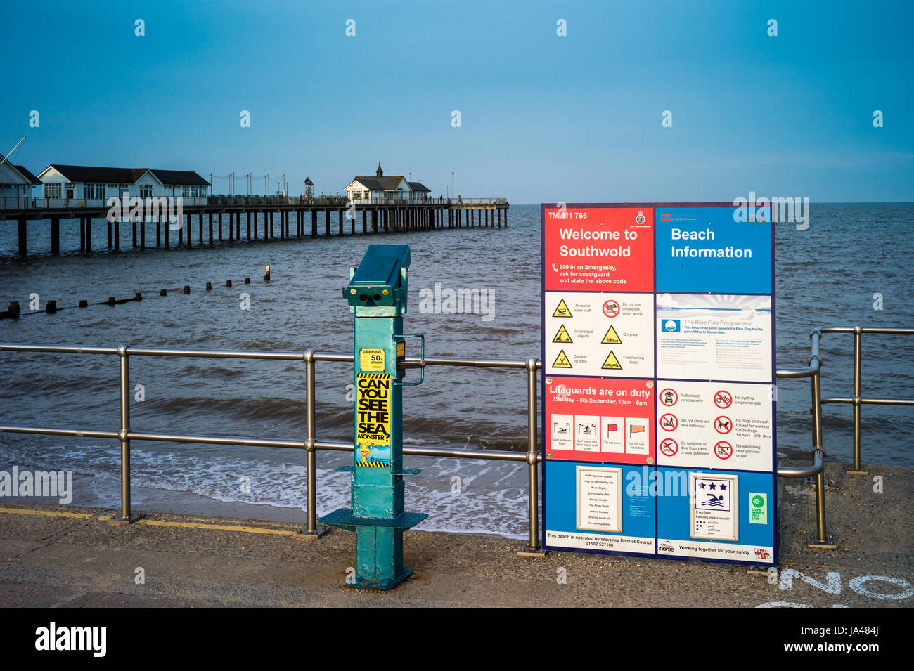 Informazioni sulla spiaggia e cartelli di avvertimento vicino Southwold Pier nella piccola località balneare di Southwold, Suffolk, Regno Unito. Foto Stock