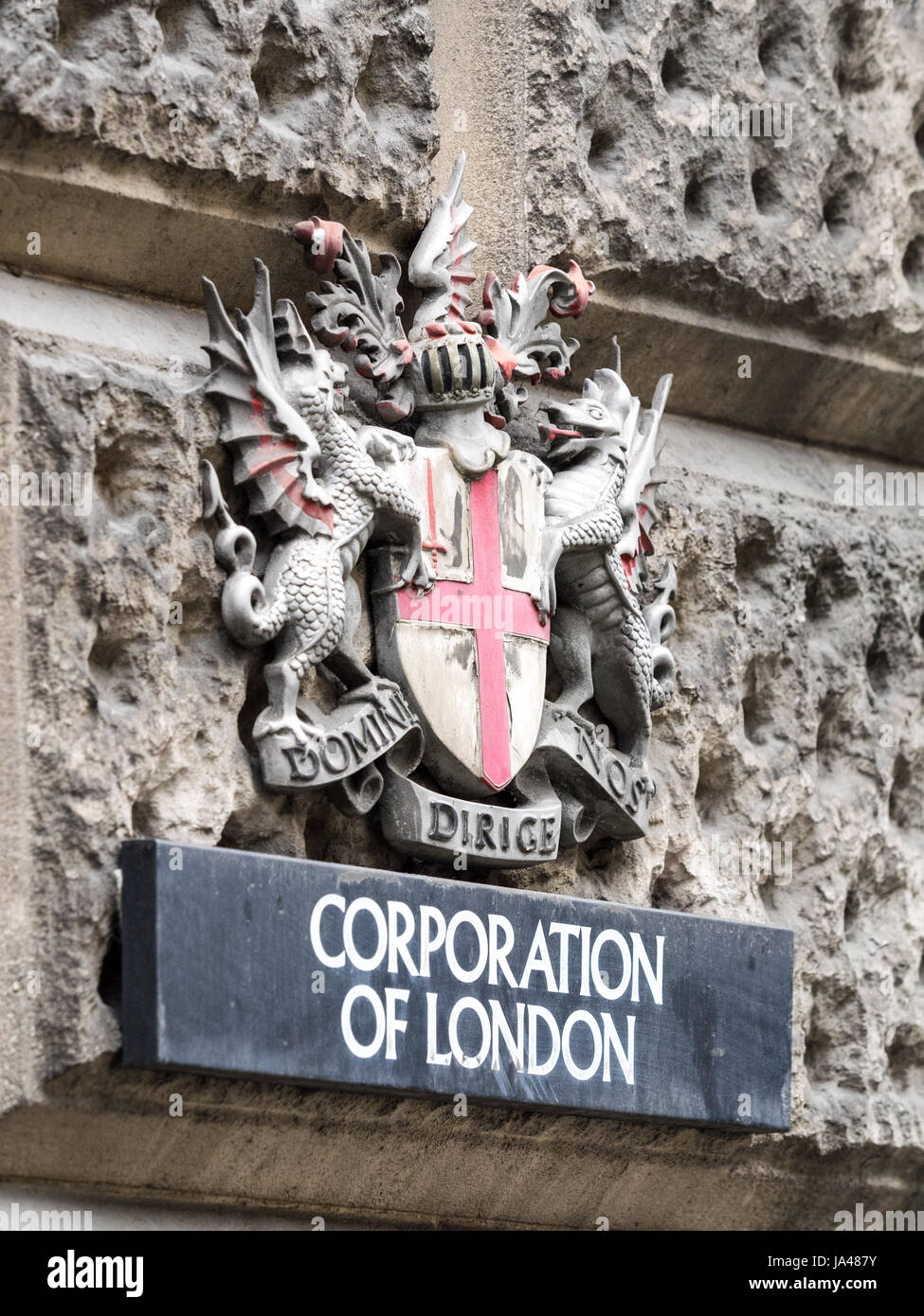 Cresta della Corporation of London su un edificio nel quartiere finanziario di Londra noto come la città di Londra o miglio quadrato Foto Stock