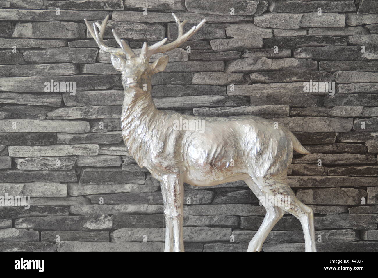 Un argento renne di legno con corna Foto Stock