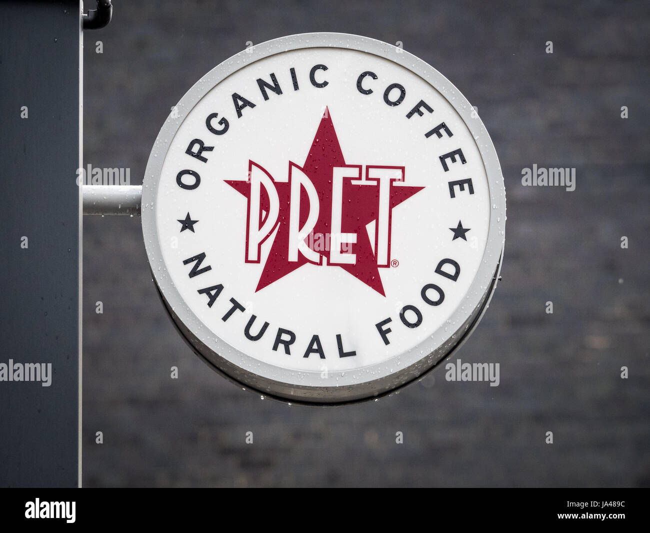 Pret a Manger firmare in un giorno di pioggia. Pret a Manger è una catena del Regno Unito fornendo naturale, alta qualità sandwiches, bevande e altri alimenti. Foto Stock