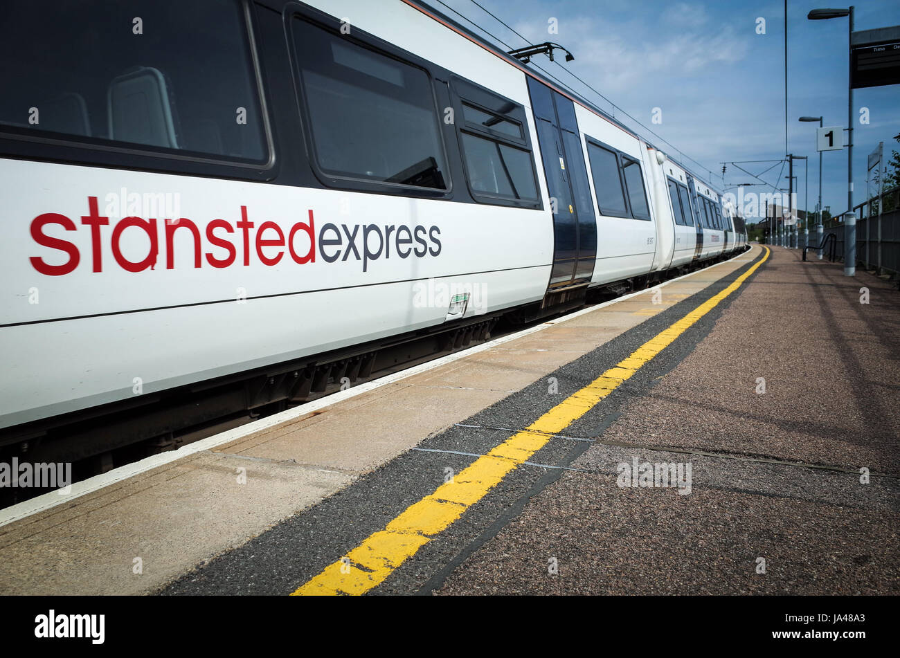 Una maggiore Anglia treno Stansted Express arriva alla stazione Whittlesford appena a sud di Cambridge. Foto Stock