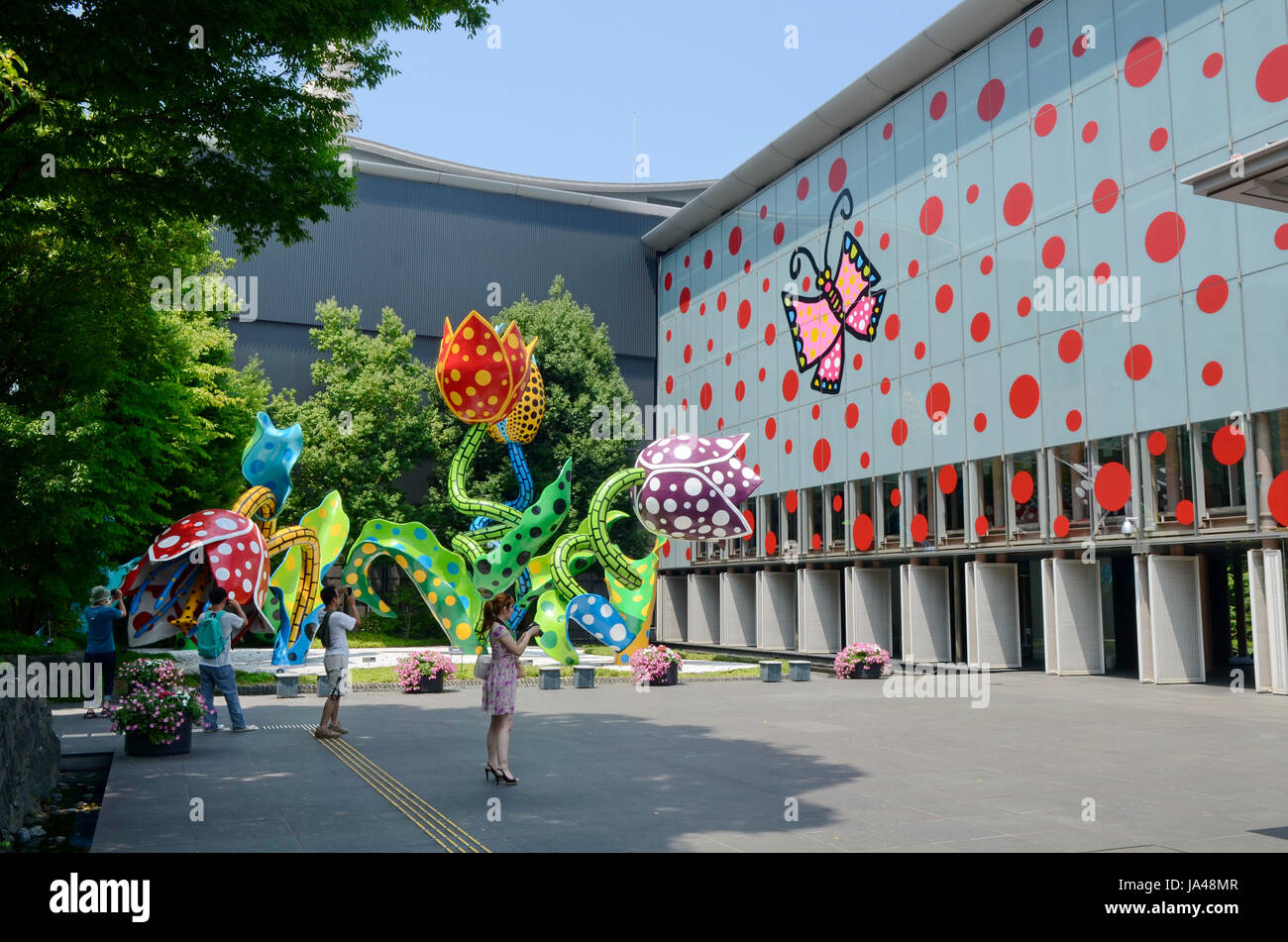 YAYOI KUSAMA - Matsumoto City Museum di arte ospita una mostra di artista locale Yayoi Kusama intitolata l'eternità di eterna eternità da 14 Lug - 04 Nov 2012. Per l'occasione, il museo è stato verniciato in Kusama firma del rosso a pois su un fondo azzurro con una pink butterfly e i visitatori sono soddisfatte da tulip sculture intitolata "visionario di fiori" - Matsumoto, Nagano Pefecture, Giappone - 28 lug 2012. Photo credit: George mento/IconicPix Foto Stock