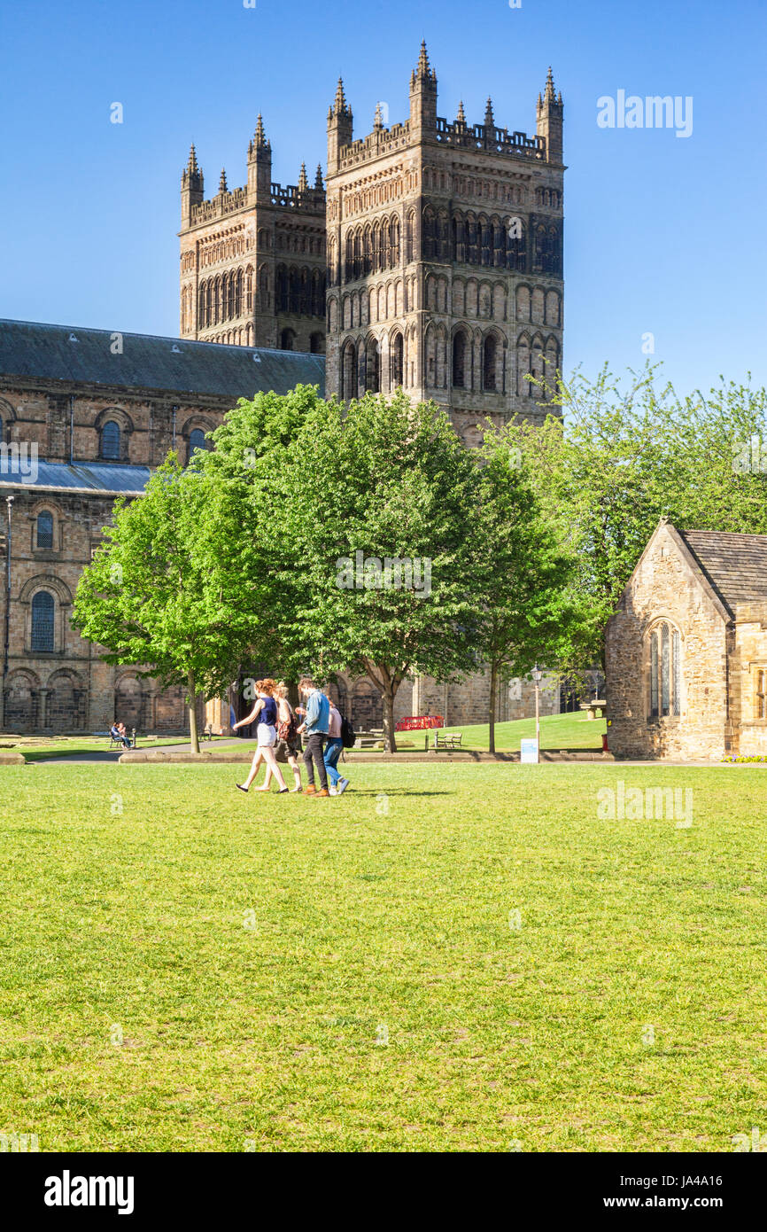25 Maggio 2017: Durham City, England, Regno Unito - Studenti attraversando Palazzo verde, con la cattedrale in background. Foto Stock
