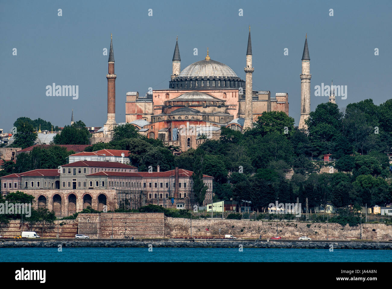 Hagia Sophia formalmente un greco cristiano ortodosso basilica patriarcale, più tardi una moschea imperiale, e ora un museo ad Istanbul in Turchia. Foto Stock