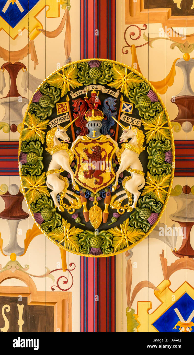 Close up di legno dipinto soffitto intagliato rose di Re James bedchamber, Palazzo Reale, il Castello di Stirling, Scozia, con Scottish stemma reale Foto Stock