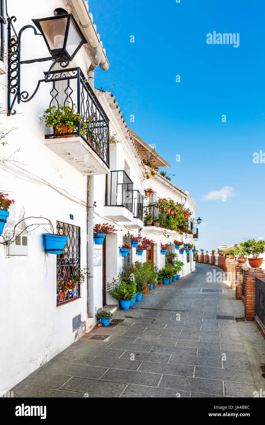 La passerella con vasi di fiori sulla parete nella bianca villaggio di Mijas Costa del Dol, Andalusia, Spagna, Europa Foto Stock