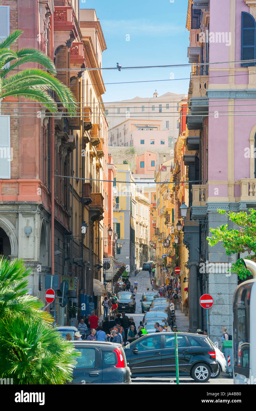 Cagliari Sardegna old town, vista di una strada che porta da Via Roma verso il quartiere di Castello di Cagliari, Sardegna Foto Stock