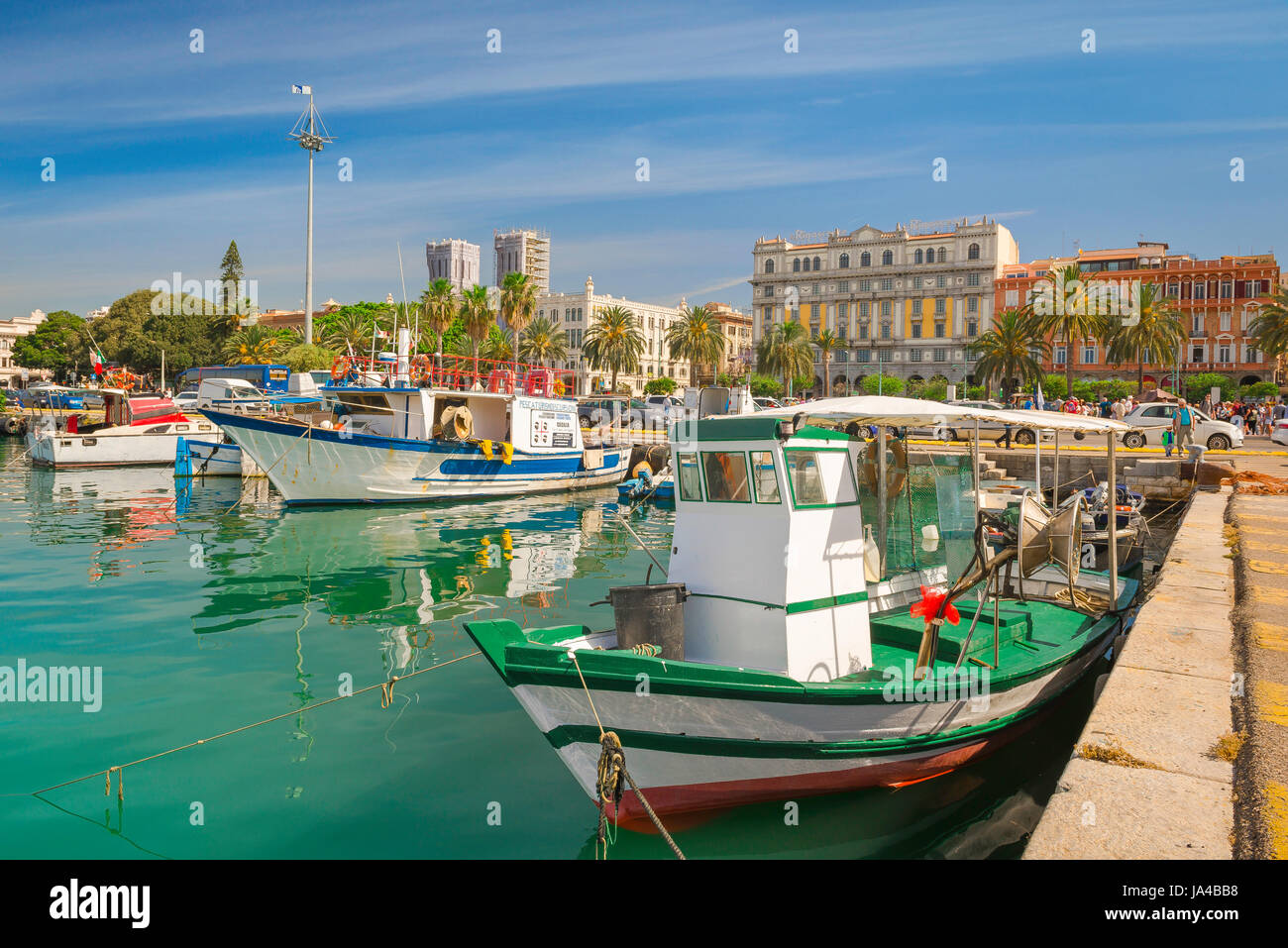 Cagliari port, barche da pesca ormeggiate lungo il lungomare nel porto di Cagliari, Sardegna. Foto Stock