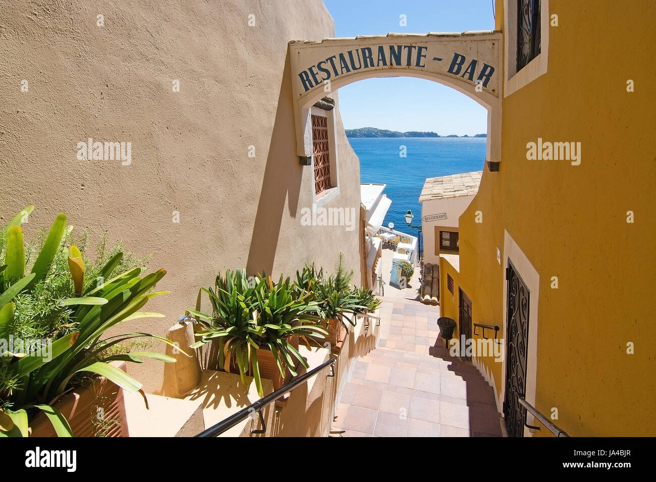 CALA FORNELLS, MALLORCA, Spagna - 6 Settembre 2016: ingresso vault per la Tortuga Ristorante e vista oceano in una giornata di sole il 6 settembre 2016 in Cala Fo Foto Stock