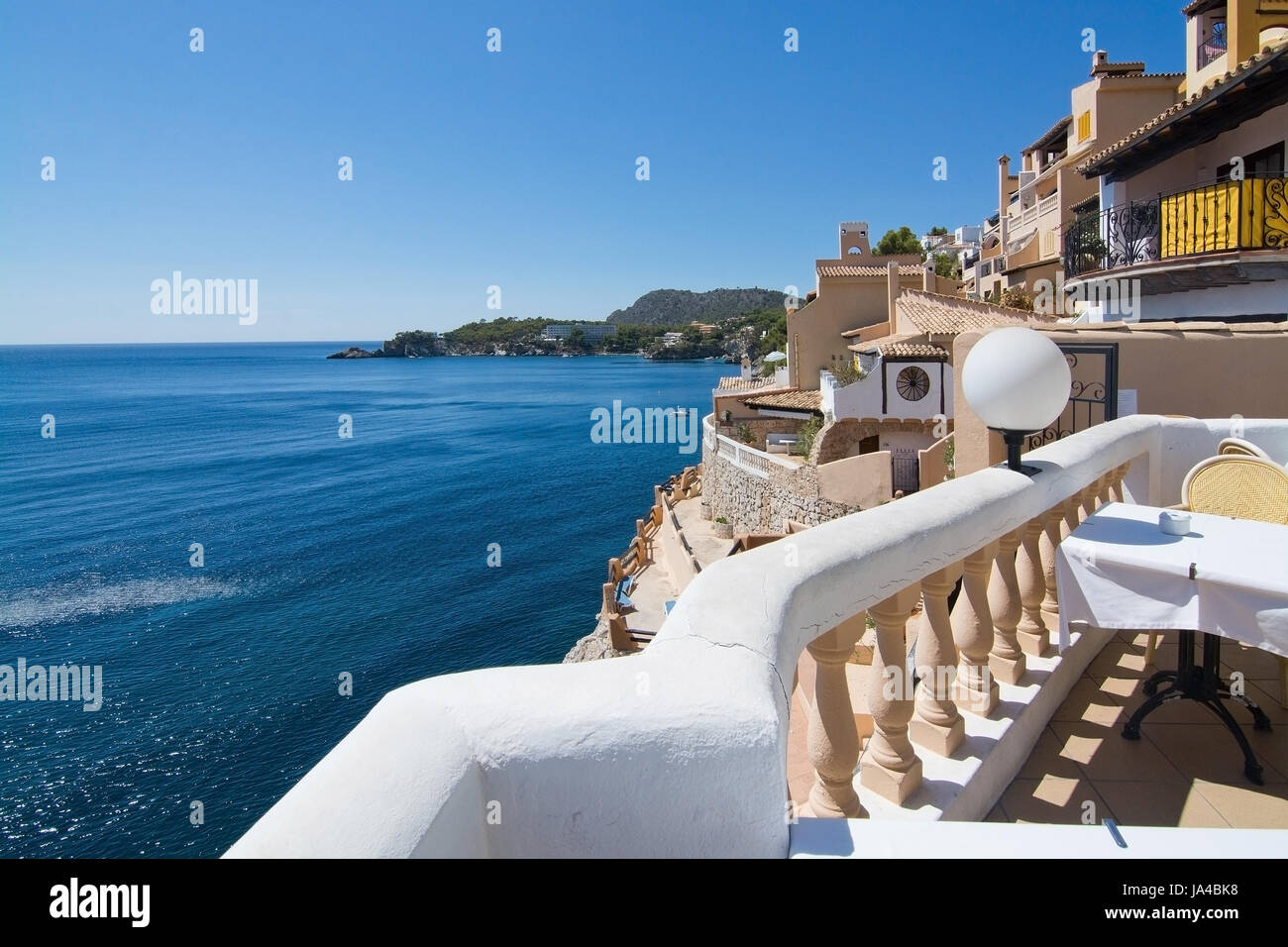 CALA FORNELLS, MALLORCA, Spagna - 6 Settembre 2016: Tortuga ristorante vista mare in una giornata di sole il 6 settembre 2016 in Cala Fornells, Mallorca, Spagna. Foto Stock