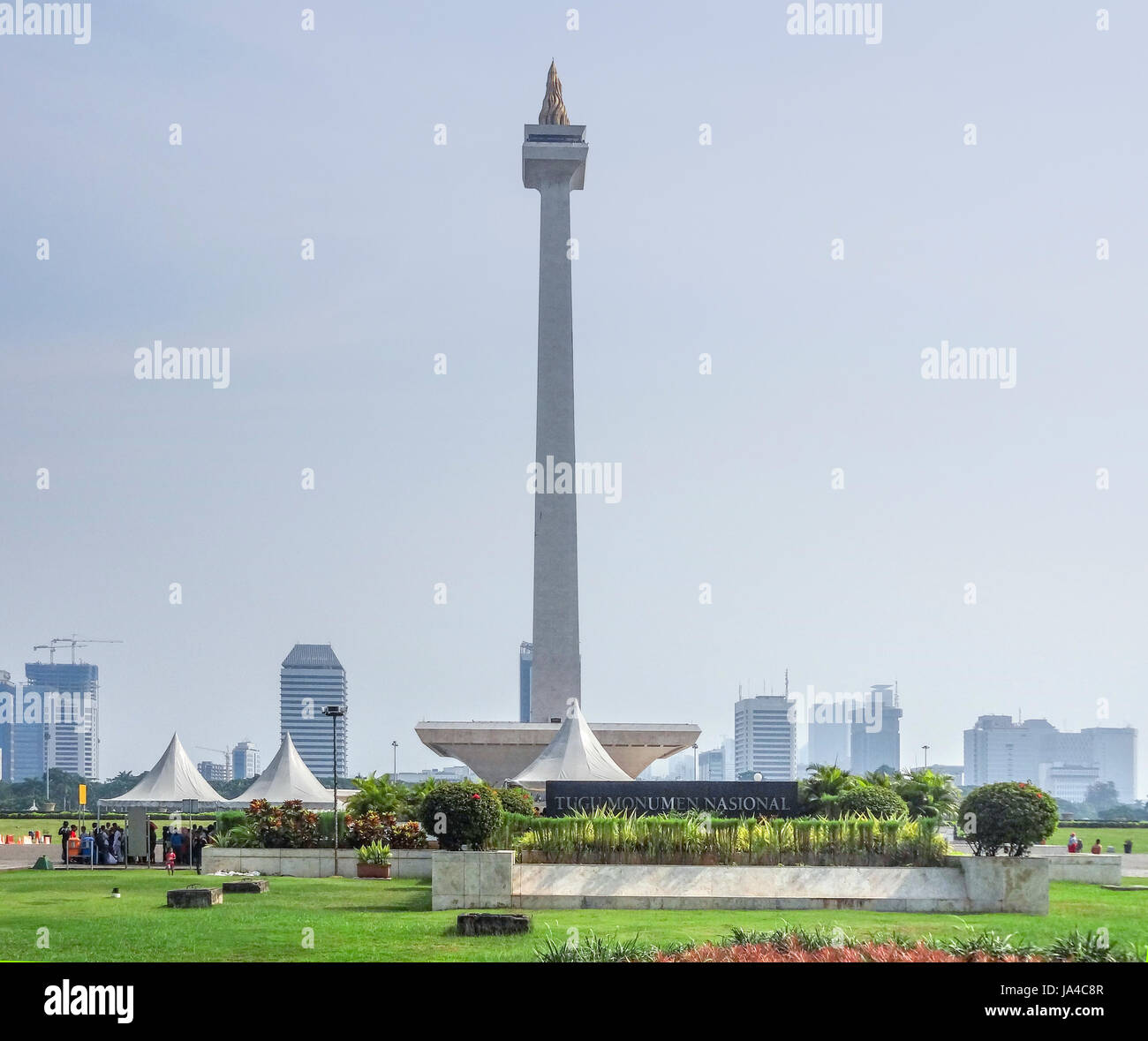 Il monumento nazionale a Giacarta, capitale dell'Indonesia, che si trova su un isola di nome Java Foto Stock