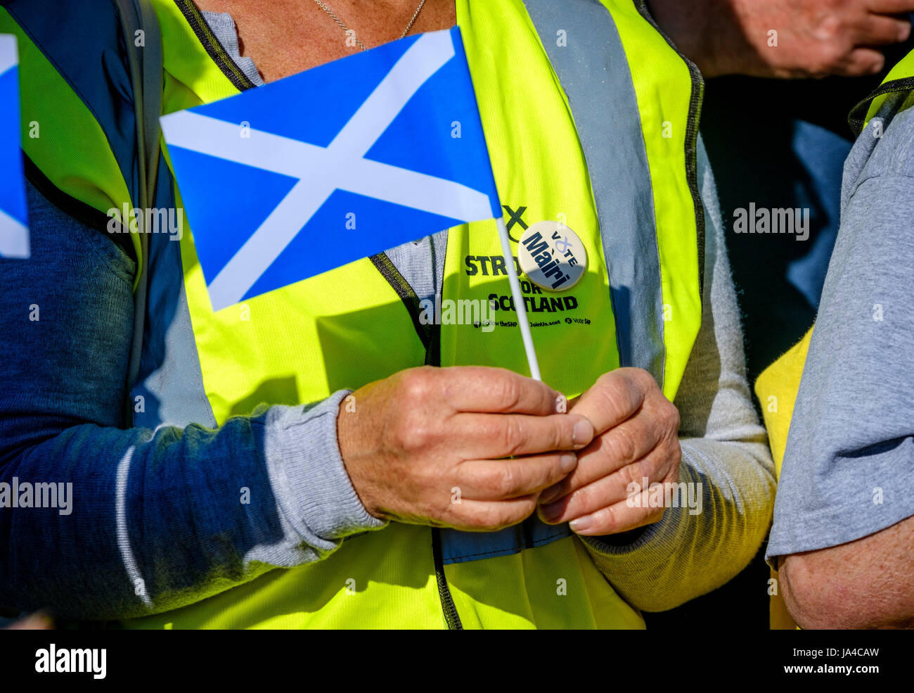 Un sostenitore di SNP candidato McCallan Mairi sul sentiero di campagna a Biggar, South Lanarkshire. Foto Stock