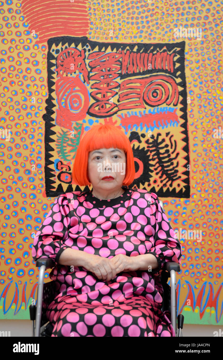 YAYOI KUSAMA - fotografata davanti presentano no.137 - viaggi nello spazio alla mostra di eternità di eterna eternità detenuto nella sua casa di città a Matsumoto City Museum of Art di Matsumoto Prefettura di Nagano Giappone - 28 lug 2012. Photo credit: George mento/IconicPix Foto Stock