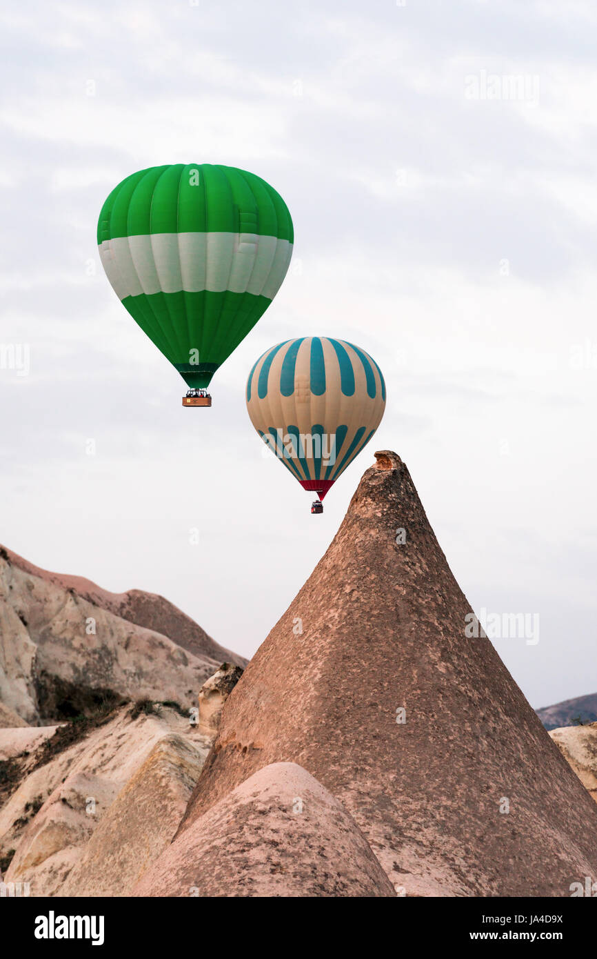 Due silhouette a palloncino nel cielo di sunrise. Cappadocia, Turchia Foto Stock