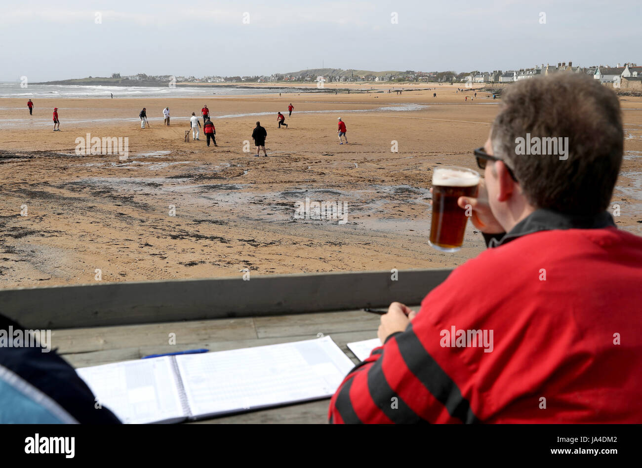 Azione dalla spiaggia partita di cricket in Elie, tra la nave Inn di cricket, in Elie, Fife e fenicotteri eccentrico CC . La nave Inn sono l'unico pub in Gran Bretagna per avere una squadra di cricket con un passo sulla spiaggia. La nave Inn CC stagione dura da maggio a settembre con date delle partite dipende dalla marea. Essi giocano contro una combinazione di opposizione regolari dalla Scozia e touring squadre provenienti da tutto il mondo. Qualsiasi battitore colpendo un sei che atterra in nave Inn beer garden vince la loro altezza in birra e qualsiasi mancata riproduzione di spettatore che le catture a sei nel giardino della birra vince anche loro heig Foto Stock