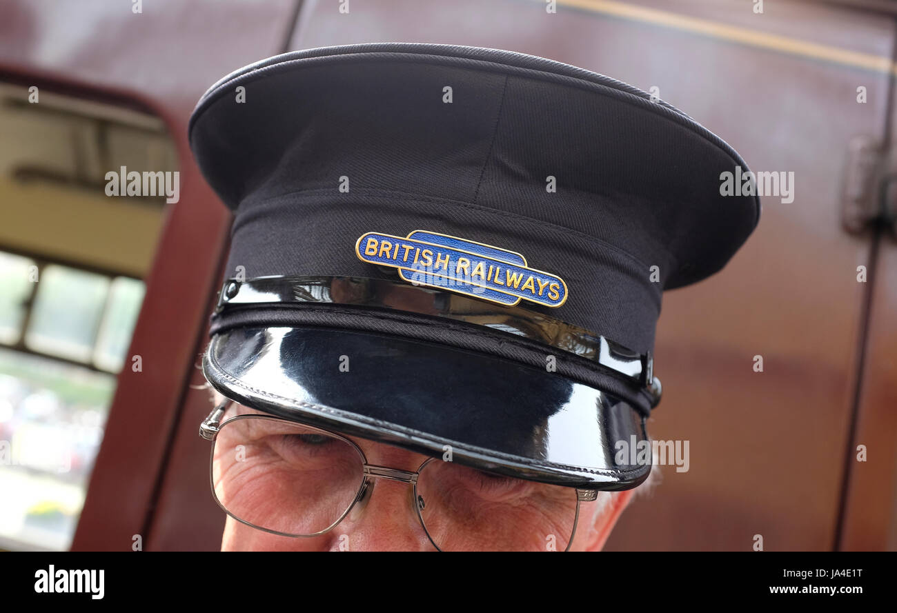 Vecchio British Railways badge di metallo sulla stazione masters cappuccio, sheringham, North Norfolk, Inghilterra Foto Stock
