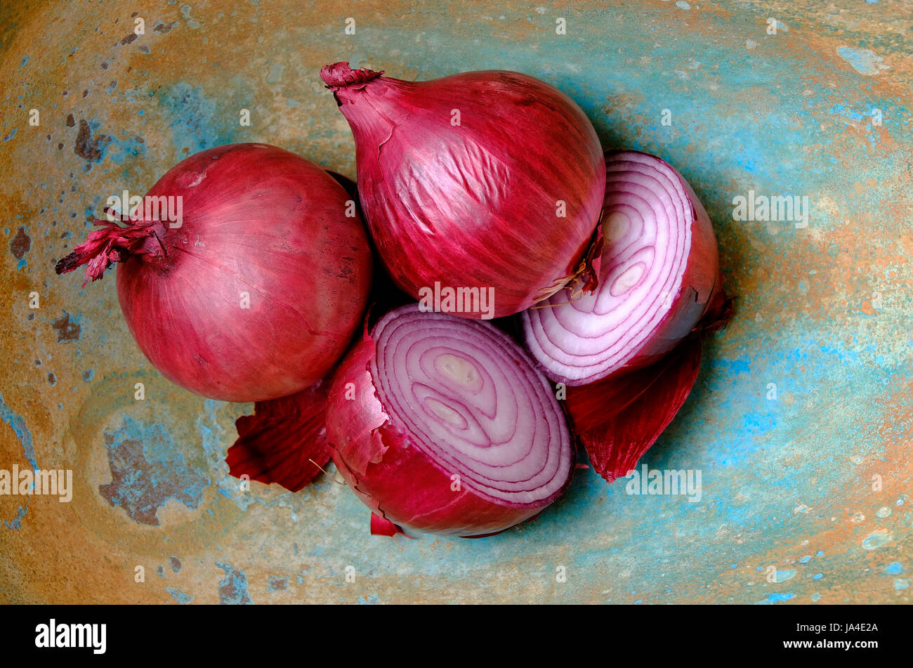 Le cipolle rosse in un colorato ciotola in ottone Foto Stock