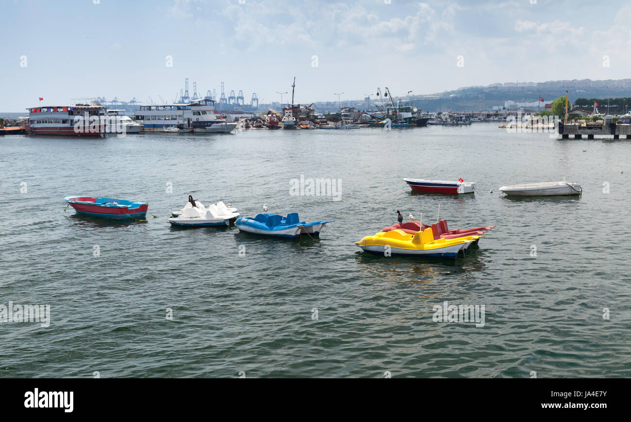 Colorate barche da diporto ormeggiata in porto piccolo di Avcilar, quartiere di Istanbul, Turchia Foto Stock